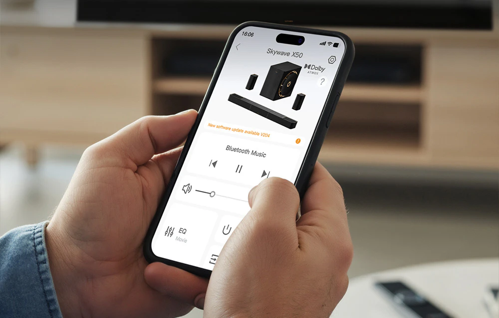 O persoană care ține un smartphone cu aplicația de control al sistemului audio ULTIMEA Skywave X50 cu funcție Bluetooth Music