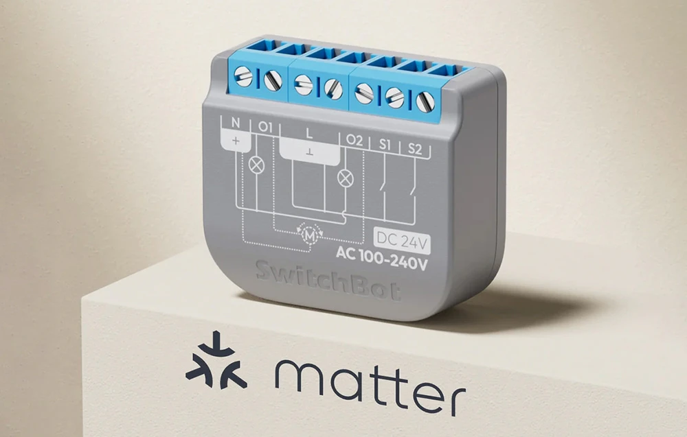 Întrerupător inteligent SwitchBot cu logo-ul Matter, vedere frontală care prezintă conectorii cu șurub și diagrama de cablare