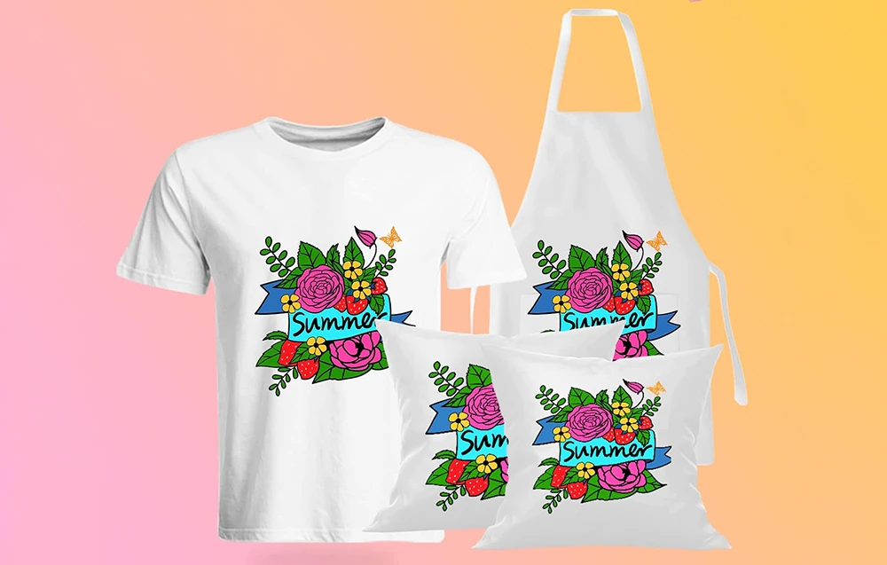Un tricou alb, un șorț și două perne cu motive colorate reprezentând flori, frunze și cuvântul „Summer”.