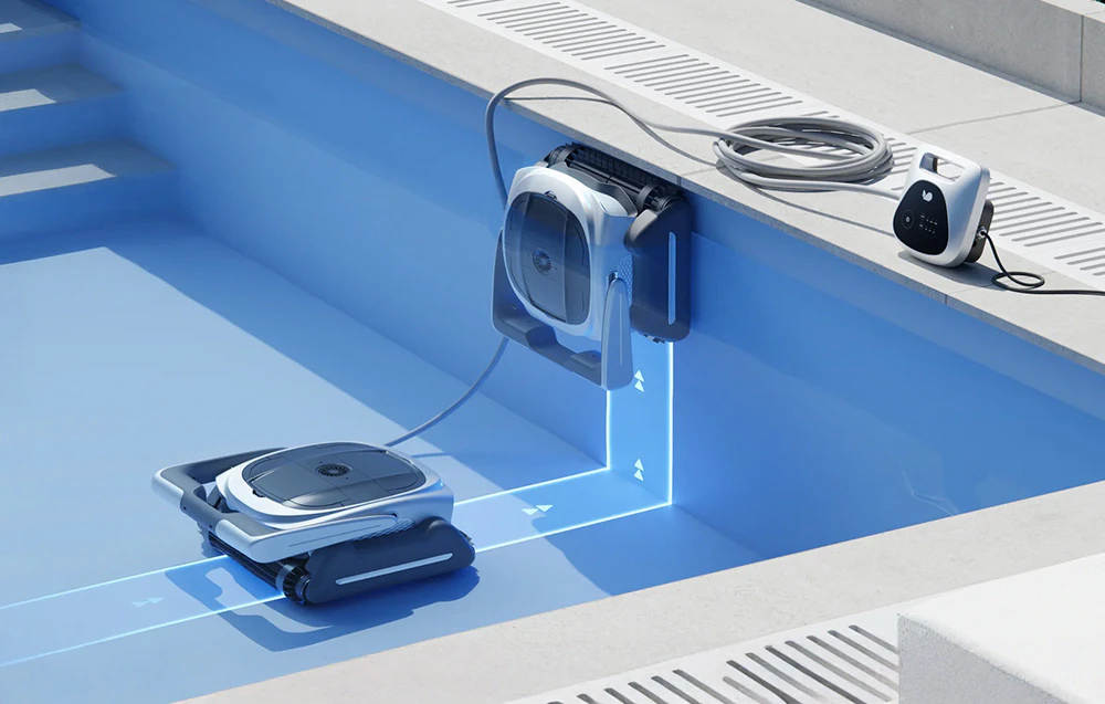 Un robot pentru piscină urcă pe peretele piscinei, îndreptându-se spre modulul de alimentare situat la margine