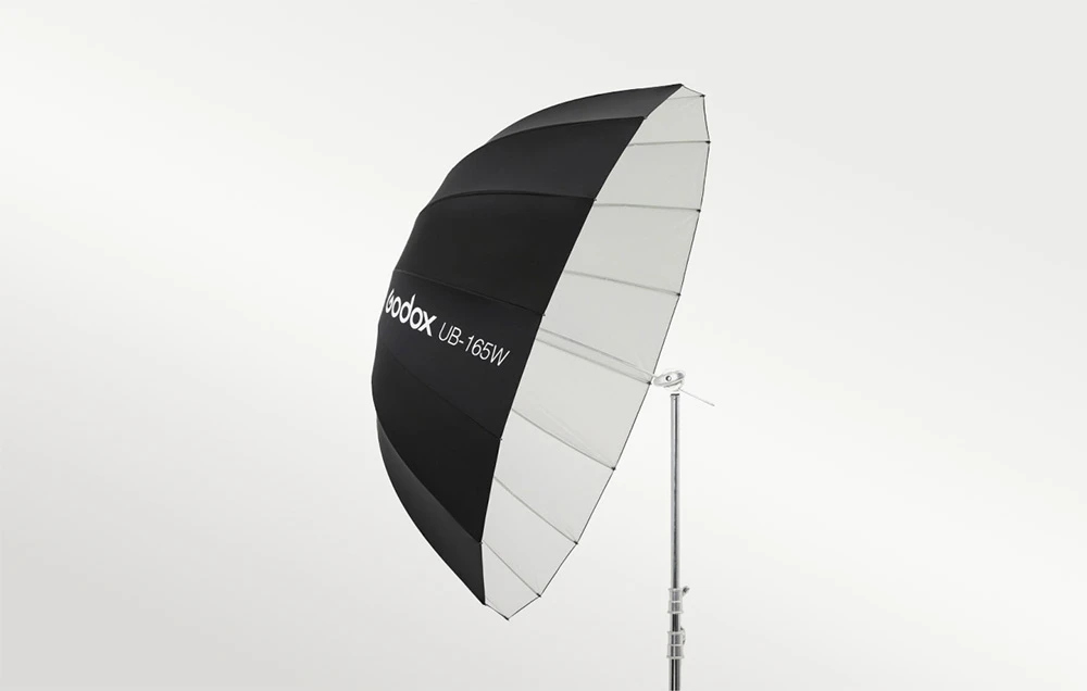 Umbrela parabolică GODOX UB-165W prezentată din profil pe un fundal cu gradient gri