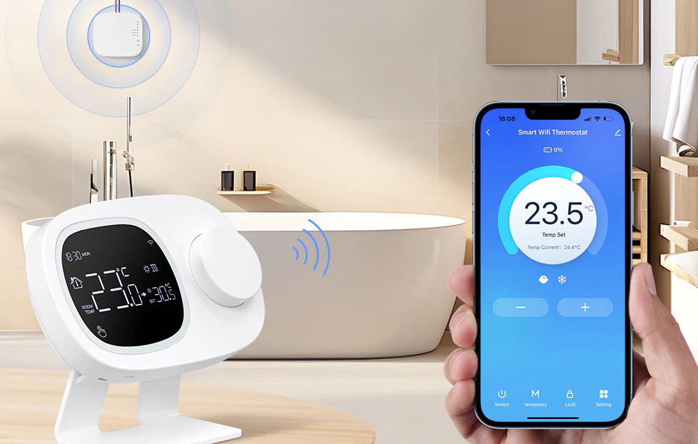 Termostat inteligent și smartphone ținut în mână pe fundal de baie