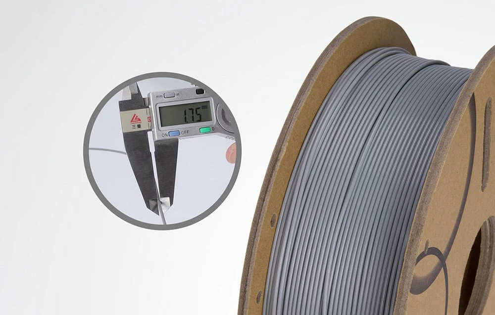 filament gri pentru imprimante 3D și șubler care îi măsoară grosimea