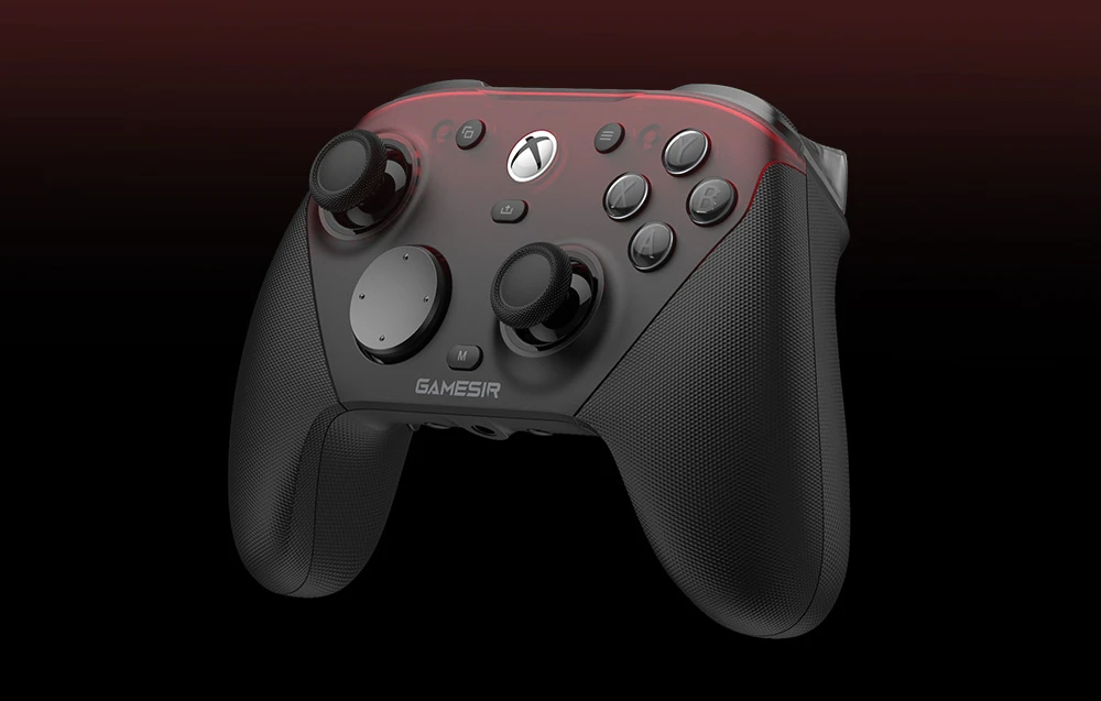 Prim plan al controlerului GameSir negru și roșu, cu butoanele și joystick-urile vizibile pe un fundal întunecat.