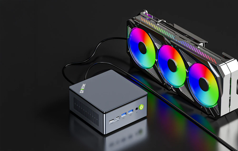 Mini PC conectat prin cablu la o placă grafică externă puternică (eGPU) echipată cu trei ventilatoare RGB.