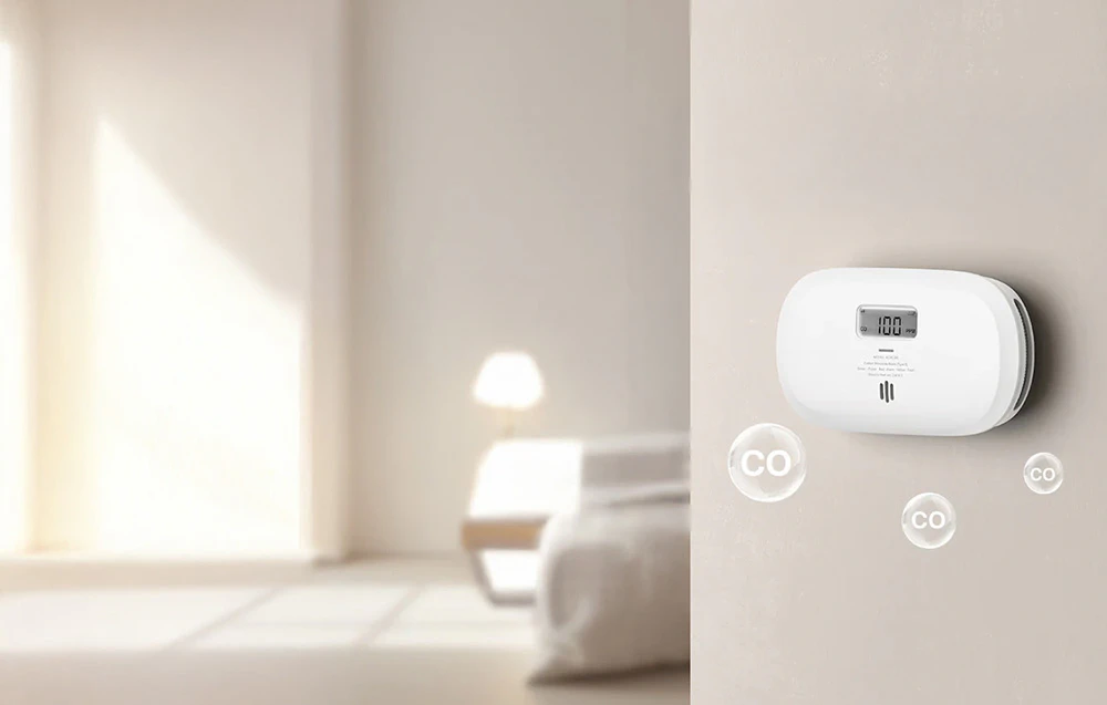 Detector de monoxid de carbon montat pe un perete într-o cameră luminoasă, cu pictograme CO care plutesc în mod proeminent.