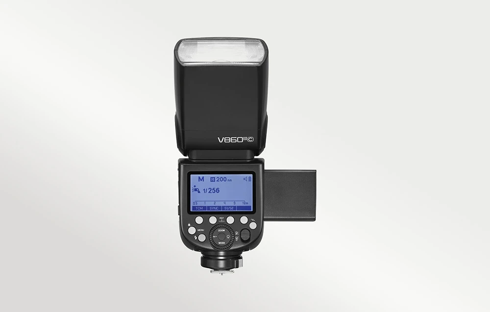 Vedere din spate a blițului Godox V860III cu ecranul LCD pornit și o baterie neagră care iese din lateral