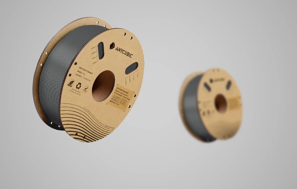 Filament PLA Anycubic gri, în fundal se află același produs.