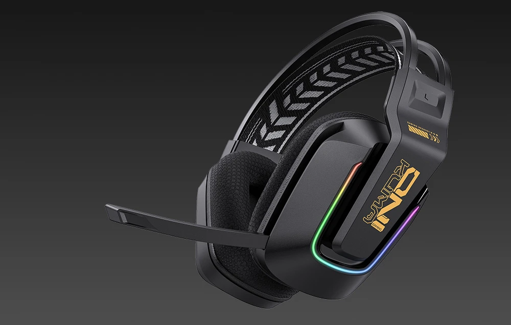 Vedere în perspectivă a căștilor de gaming negre cu microfon și iluminare de fundal RGB colorată