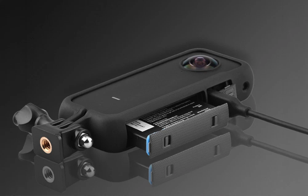 Cameră de acțiune într-o husă din silicon încărcându-se prin port USB