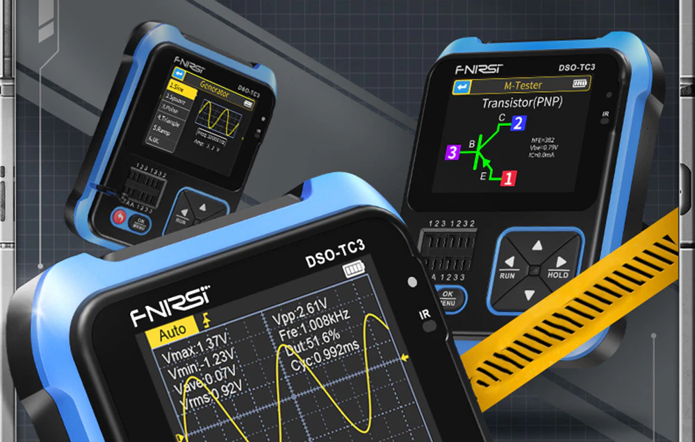 Trei osciloscoape FNIRSI care demonstrează diferite moduri de funcționare: generator de semnal, tester de tranzistori și osciloscop digital.