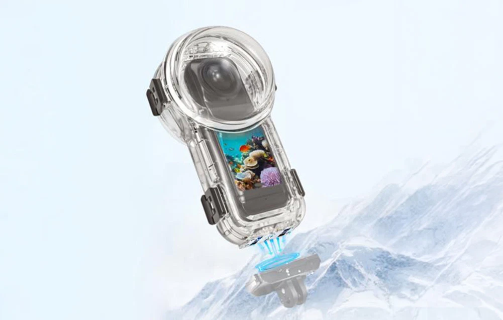 Carcasă impermeabilă Puluz de 60 m cu montură cu eliberare rapidă pentru Insta360 X5 pe fundalul unui peisaj montan