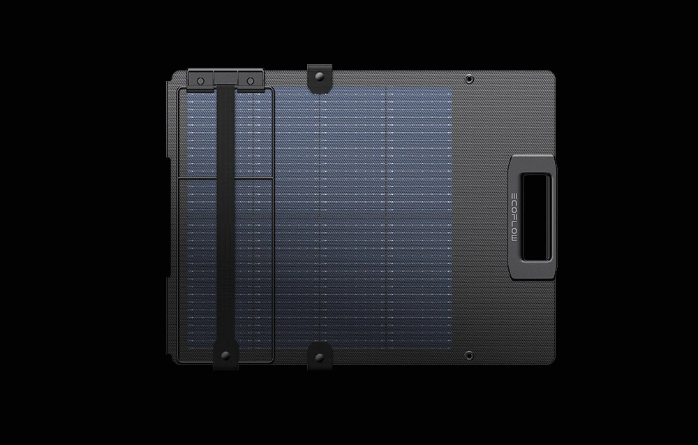 Panou fotovoltaic EcoFlow pe un fundal negru