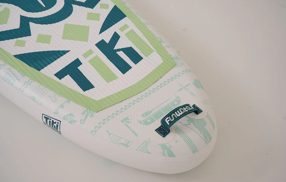 Prim-plan al unei plăci de surf FunWater așezate pe o podea albă