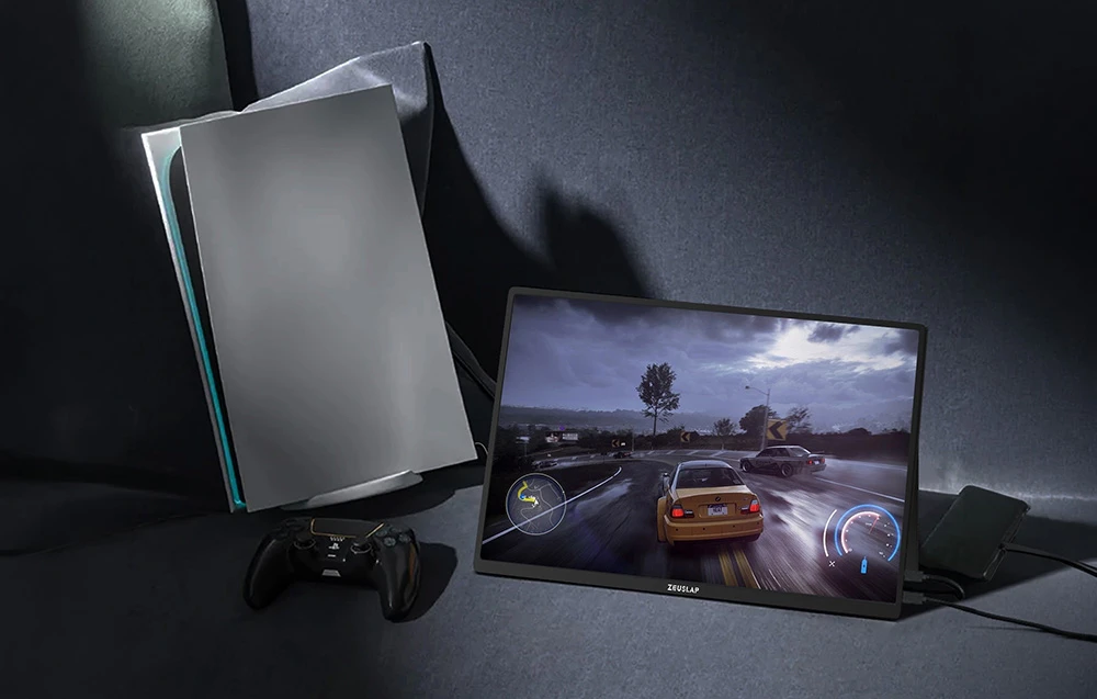 Un monitor portabil ZEUSLAP conectat la o consolă PlayStation 5 afișează un joc de curse