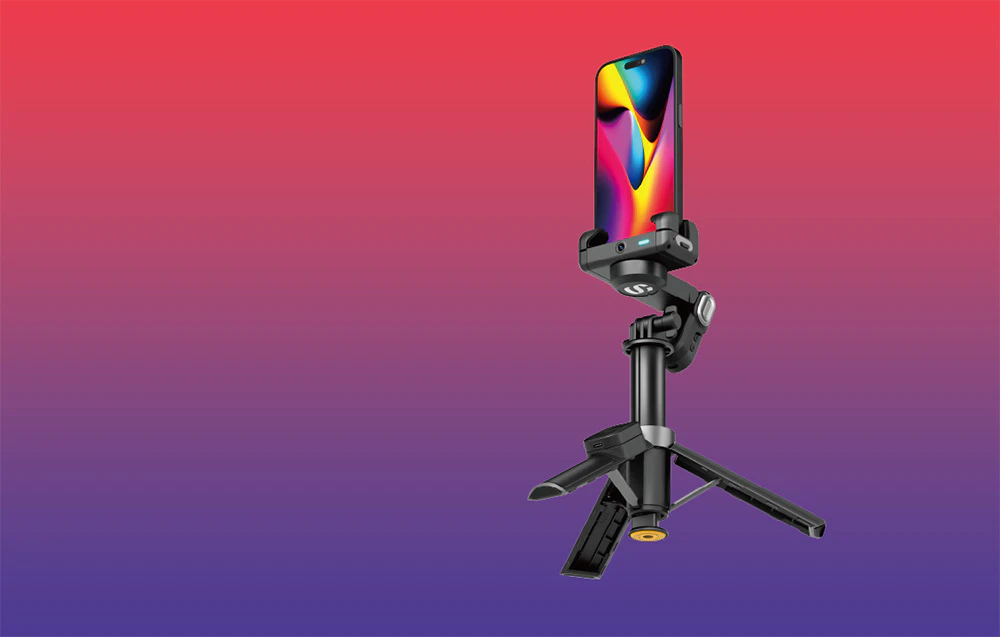 Gimbal cu un smartphone poziționat vertical pe un mini trepied pe un fundal cu gradient roșu-violet.