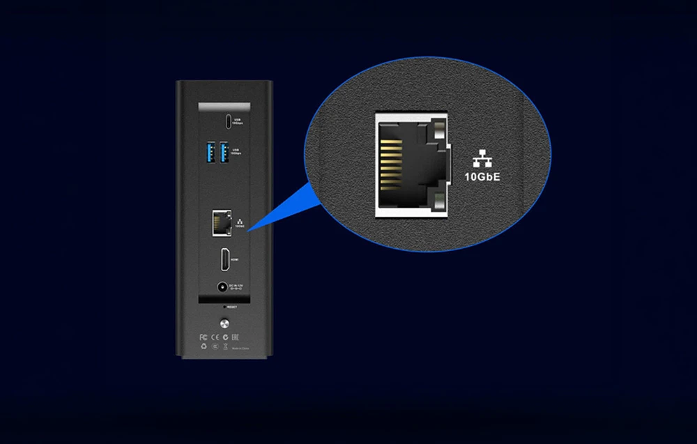Panoul din spate al carcasei pentru hard disk cu porturi USB, HDMI și Ethernet, alături de un prim-plan al portului 10GbE