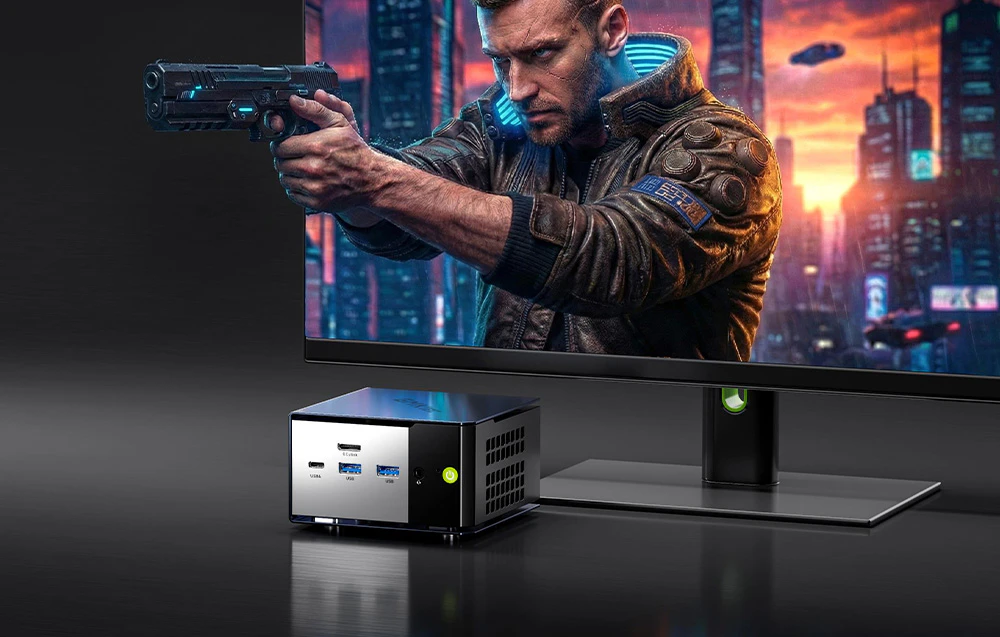 Un computer desktop pe un birou lângă un monitor care afișează un personaj de joc care ține o armă