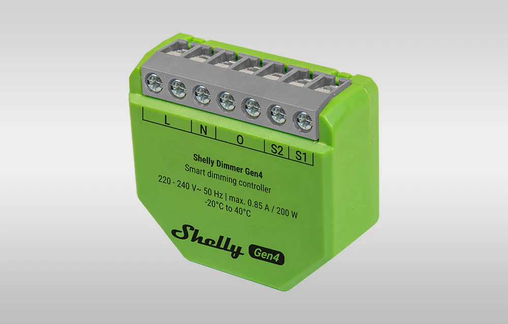 Dispozitiv de control într-o carcasă verde poziționată vertical, cu etichete vizibile care indică parametrii de funcționare și un bloc de borne.