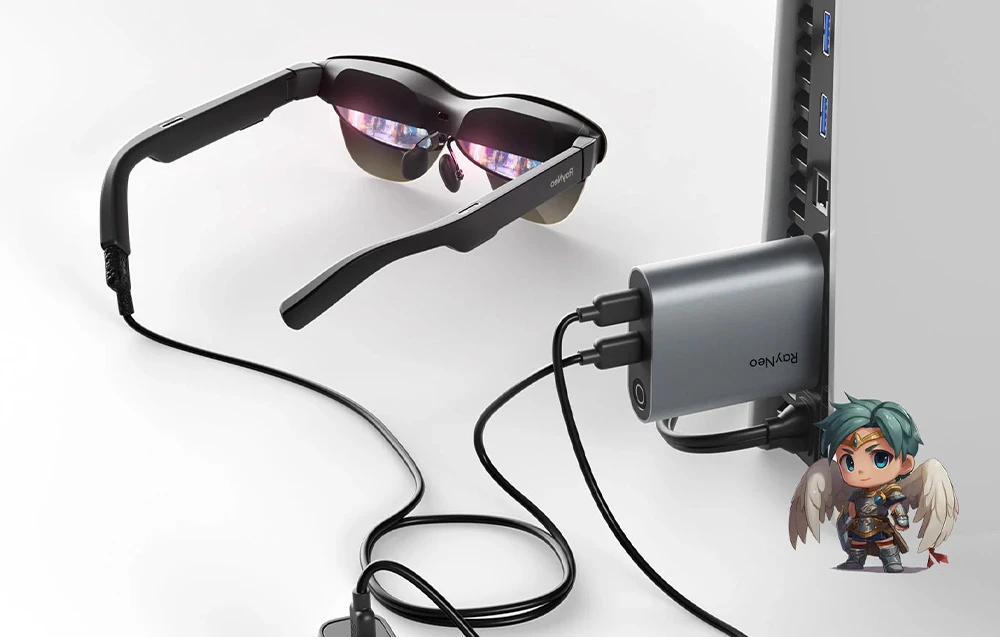 Ochelari RayNeo AR conectați la un computer desktop prin intermediul unui adaptor RayNeo HDMI, cu un personaj de joc afișat.