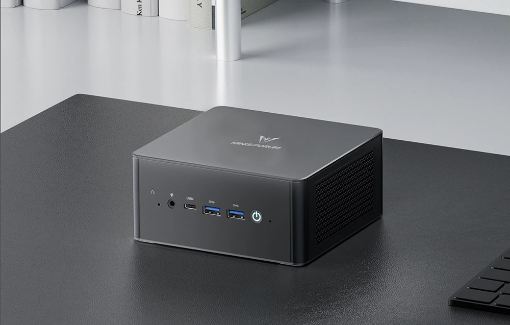mini PC negru pe un birou negru