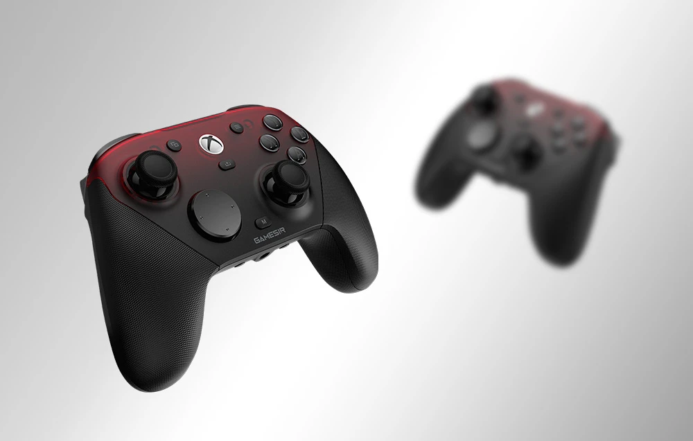 Două controlere GameSir negre și roșii plutind pe un fundal luminos, unul în prim-plan, celălalt neclar.