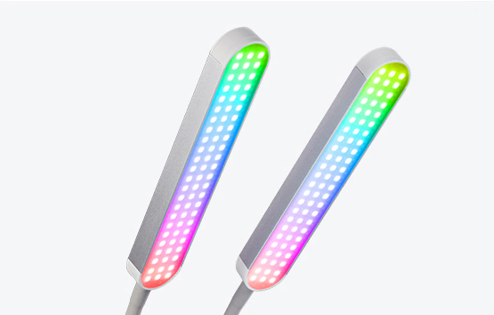 Două panouri LED alungite care emit nuanțe multicolore de curcubeu din paleta RGB.