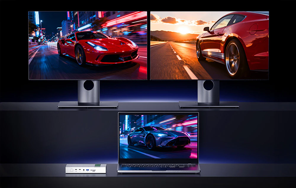 Trei ecrane (două monitoare de birou și un laptop) conectate simultan la stația de andocare Peladn. Imagini dinamice cu mașini sport în mișcare sunt vizibile pe toate ecranele.