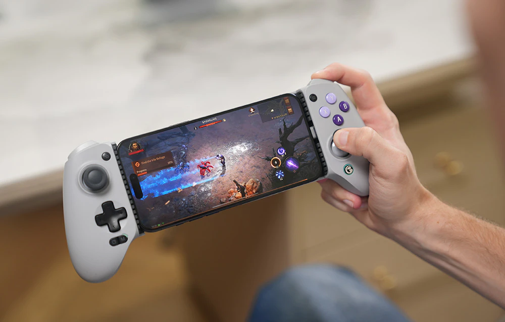 Controler ținut în mână cu jocul de pe smartphone activat