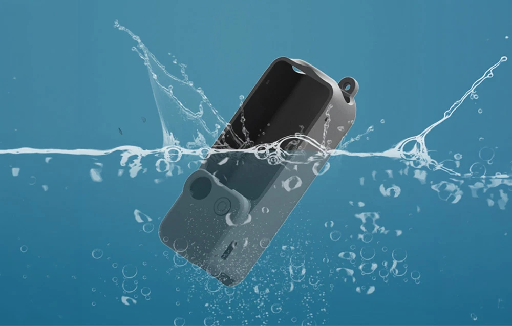 Husă de protecție din silicon pentru camera DJI Osmo Pocket 3 care cade în apă cu o stropire dinamică