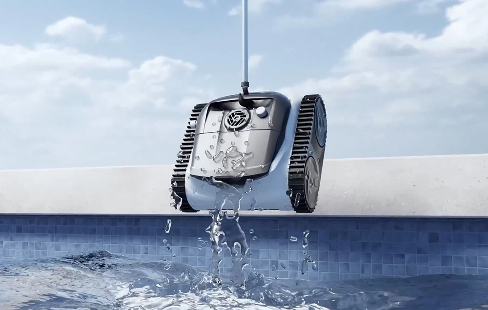 Robot de curățare a piscinei fiind scos din apă