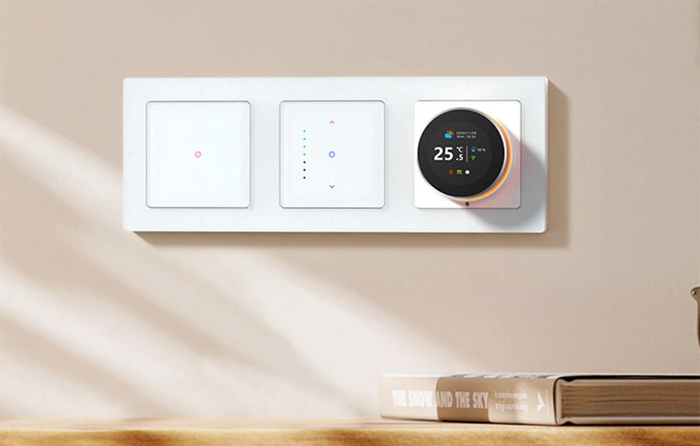 Comutatoare de lumină tactile și termostat pe perete luminos