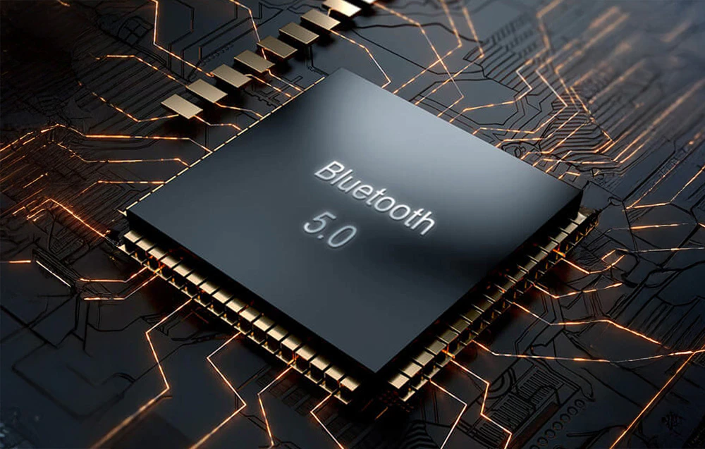 Interiorul căștilor Ejeas cu vedere la cipul Bluetooth 5.0