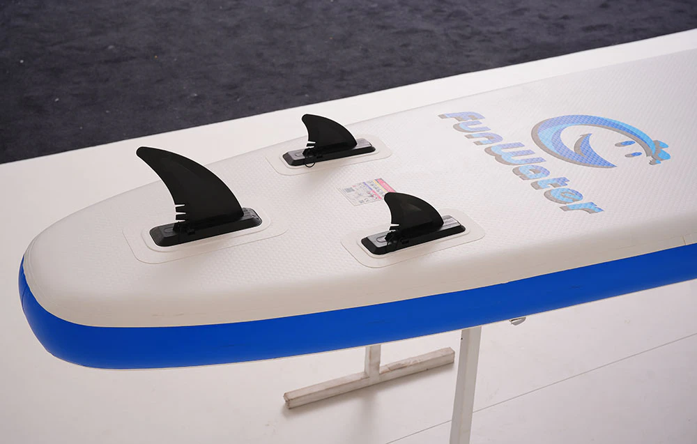 Prim-plan al unei plăci de surf Funwater cu aripioare