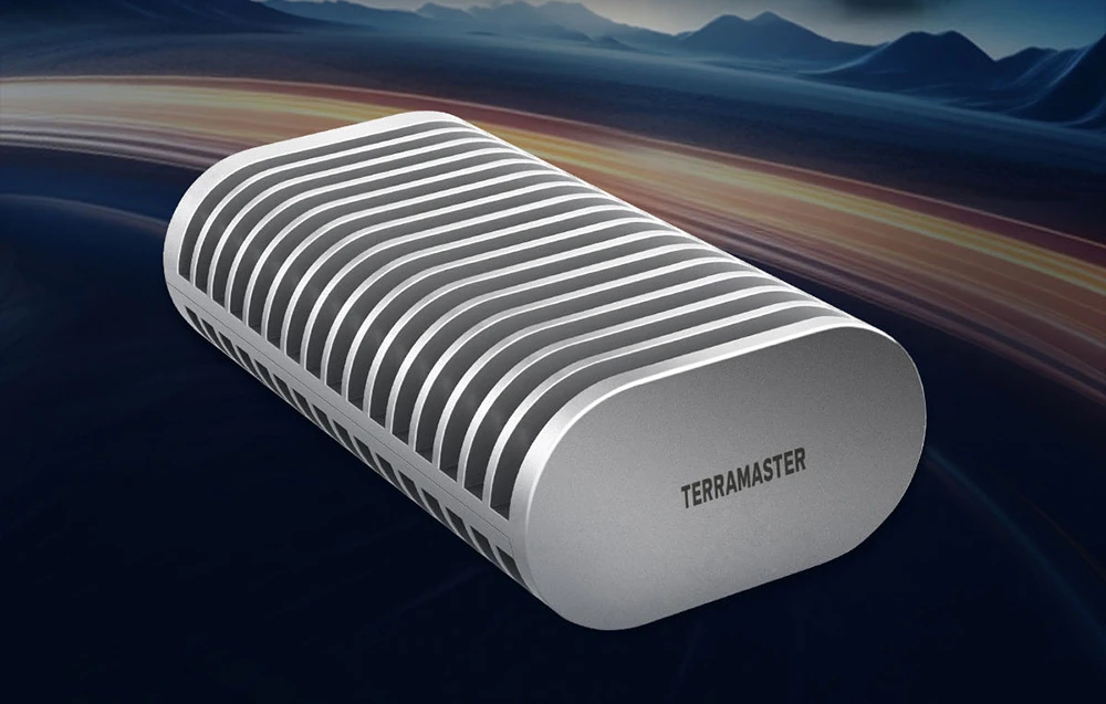 Carcasa argintie pentru SSD-uri TerraMaster este prevăzută cu un radiator din aluminiu cu aripioare pentru disiparea căldurii.