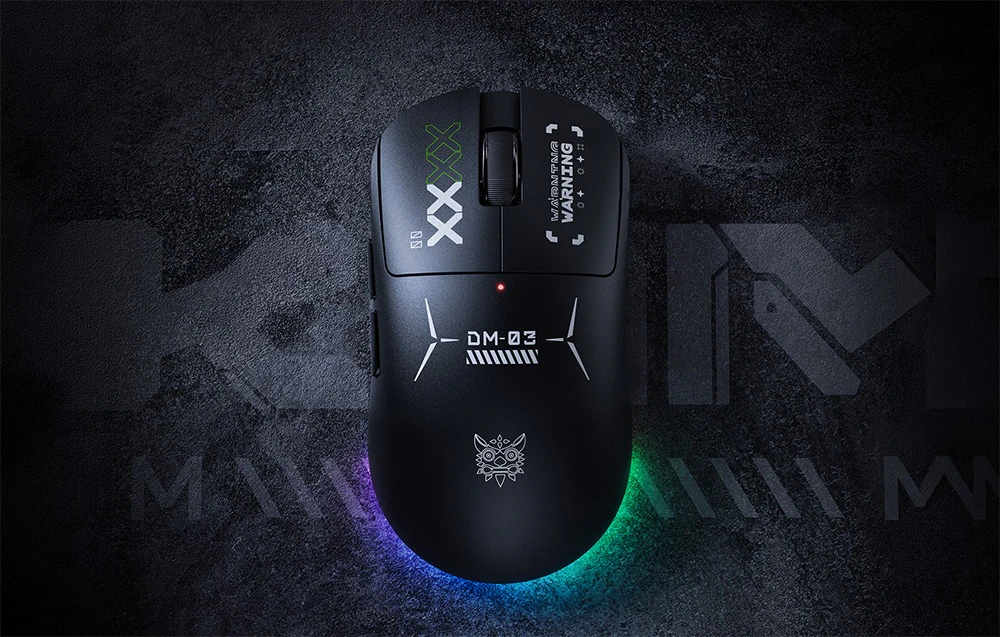 Mouse de computer Onikuma negru pe un mouse pad de culoare închisă