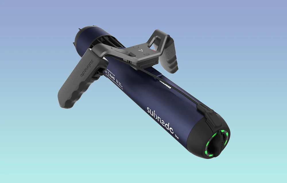 Scooter subacvatic Subnado pe un fundal albastru înclinat
