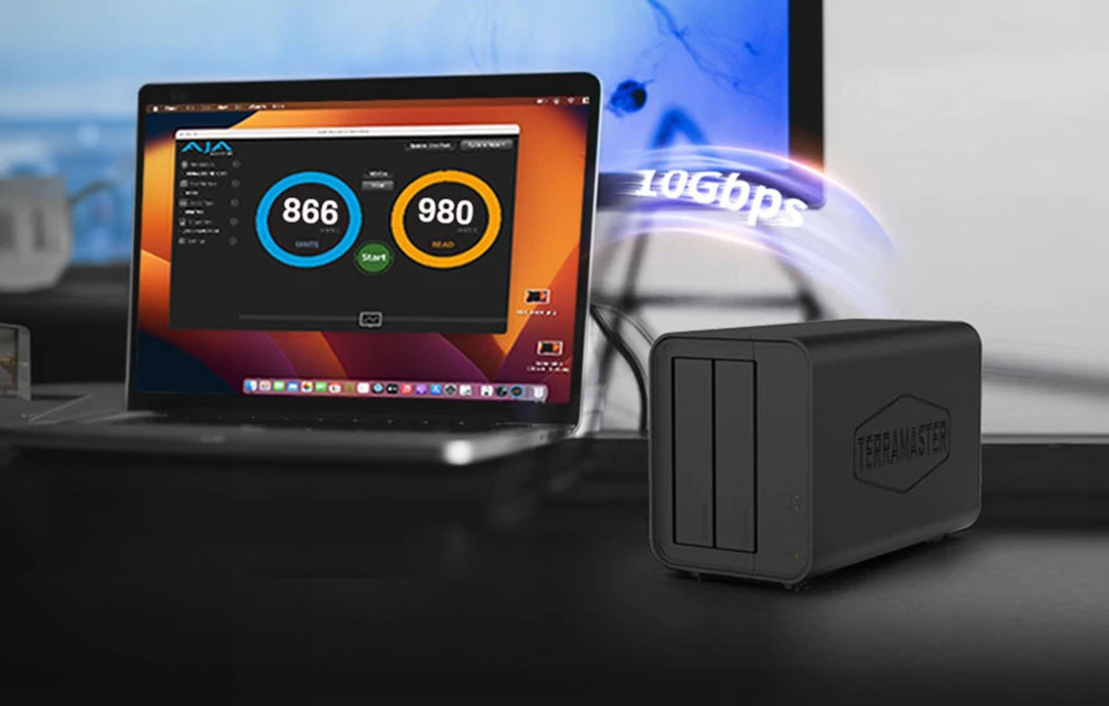 Carcasă cu două compartimente conectată la un laptop cu o viteză de transfer de date de 10 Gb/s