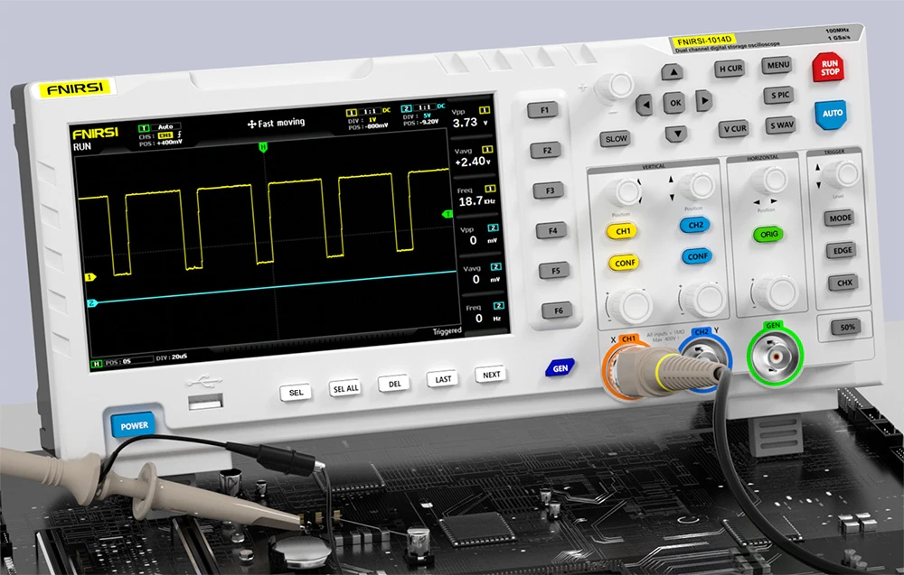 Osciloscop cu sonde conectate care măsoară semnalul pe o placă electronică, pe ecran vizibil un grafic dreptunghiular.
