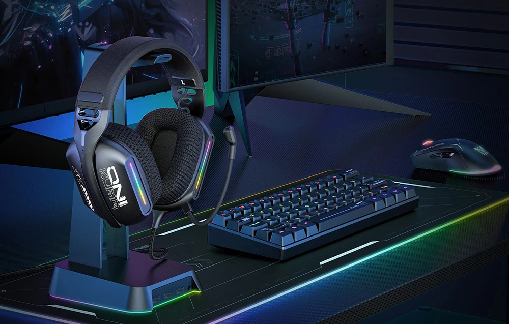 Căști pe un suport lângă o tastatură de jocuri și un mouse cu iluminare de fundal RGB pe un birou