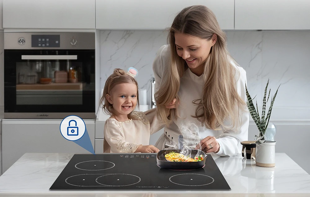O femeie cu o fetiță în bucătărie, lângă plita ceramică AMZCHEF, cu pictograma de blocare pentru copii evidențiată