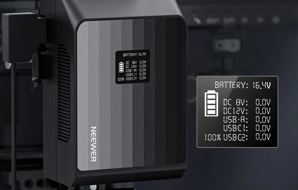 Baterie cu ecran LCD care afișează tensiunea; lângă aceasta, o grafică mărită care afișează parametrii de ieșire DC și USB.