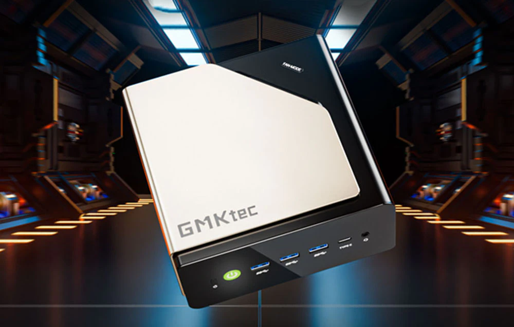 Mini PC GMKtec cu porturi și buton de pornire.