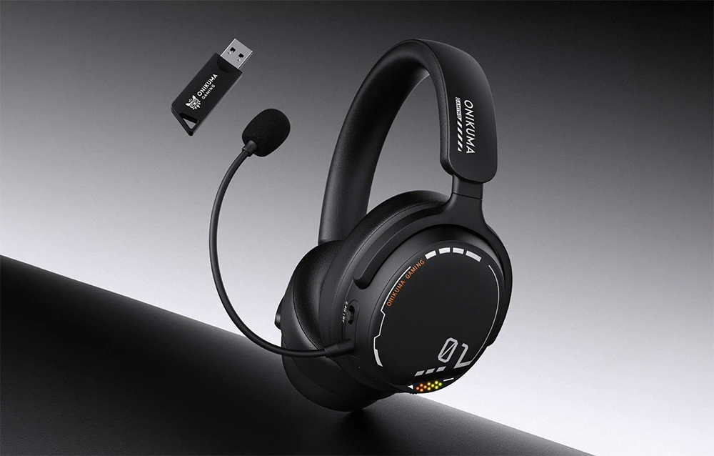 Căști de gaming Onikuma negre cu microfon și adaptor USB pe un fundal negru și gri