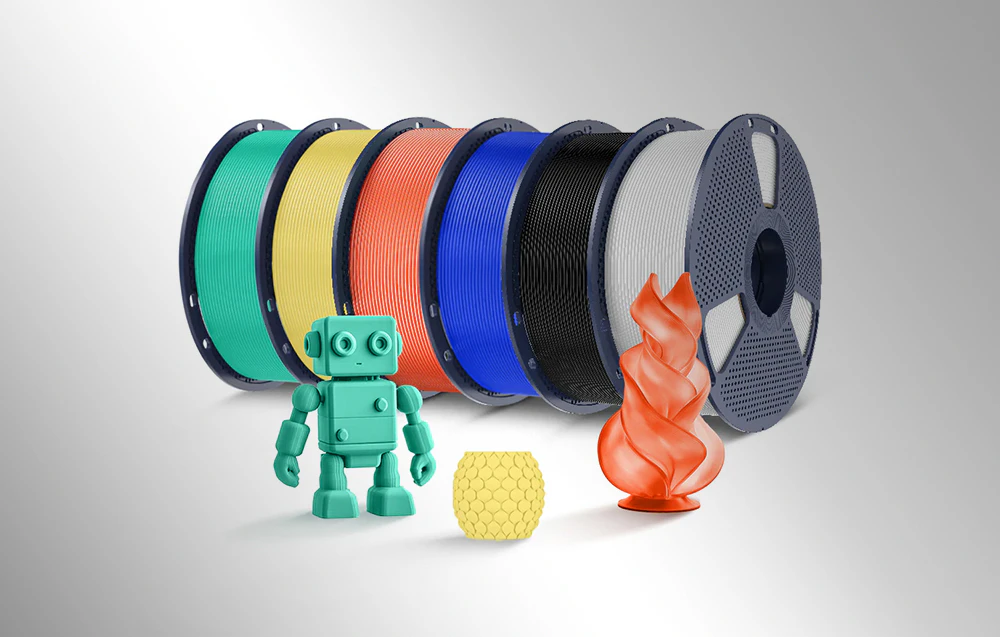 Filamente colorate și figurine de roboți finisate și vaze decorative pe un fundal deschis.