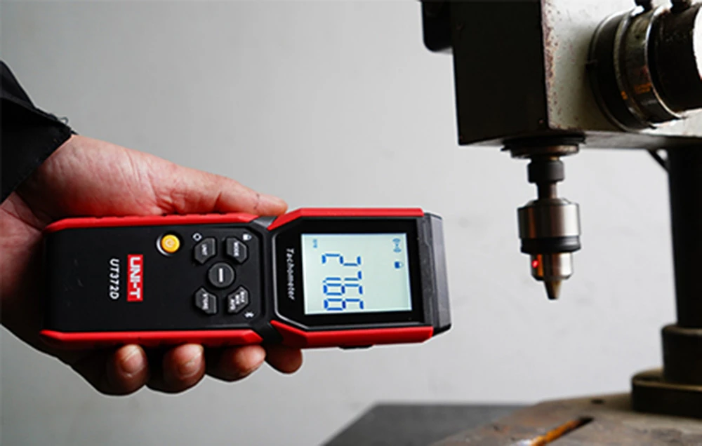 Tahometru Uni-T 2-în-1 ținut în mână