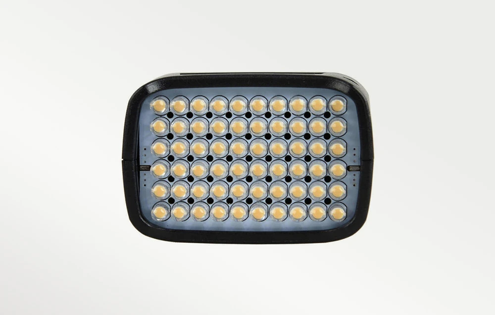 Un panou dreptunghiular cu numeroase puncte luminoase galbene într-o carcasă neagră, pe un fundal luminos