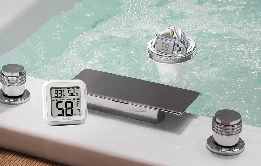 Senzor de temperatură în piscina din grădină, lângă un receptor interior care afișează o temperatură de 58,7 °F