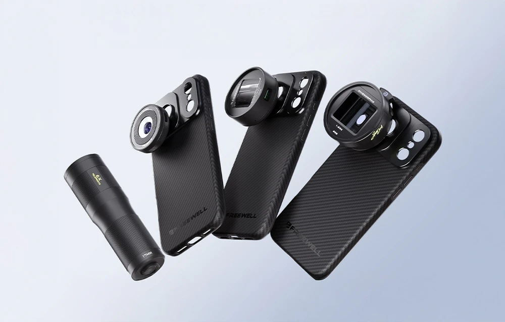 Trei carcase Freewell cu diferite obiective foto wide-angle și tele și baterie externă pe fundal alb