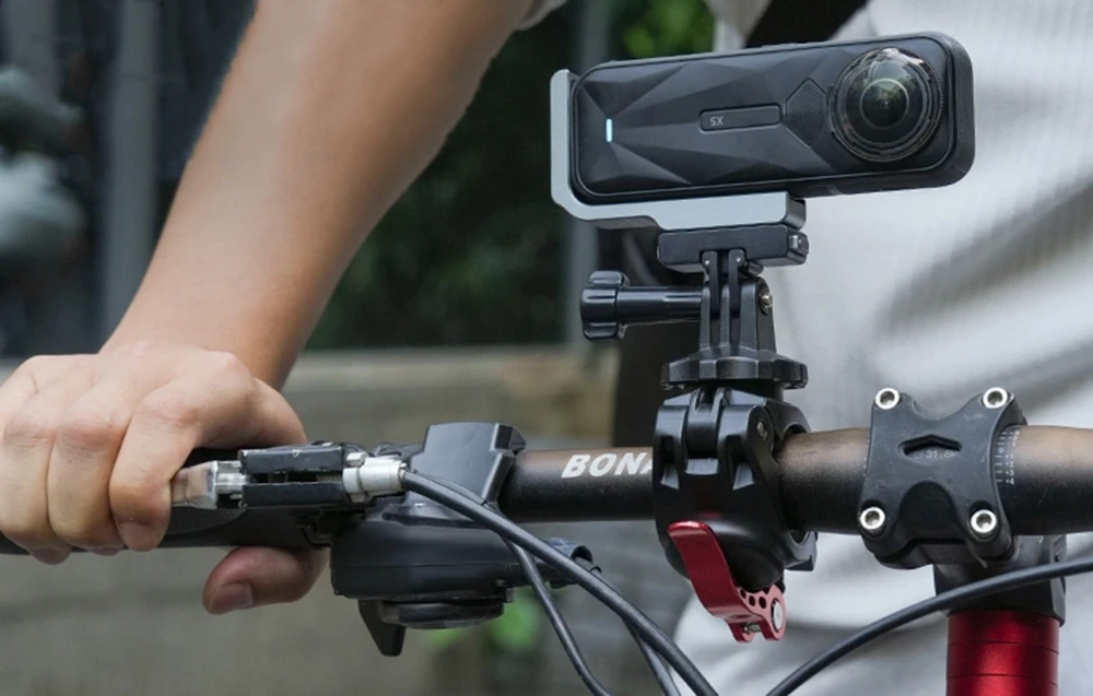 Cameră sport montată orizontal pe ghidonul unei biciclete cu un suport